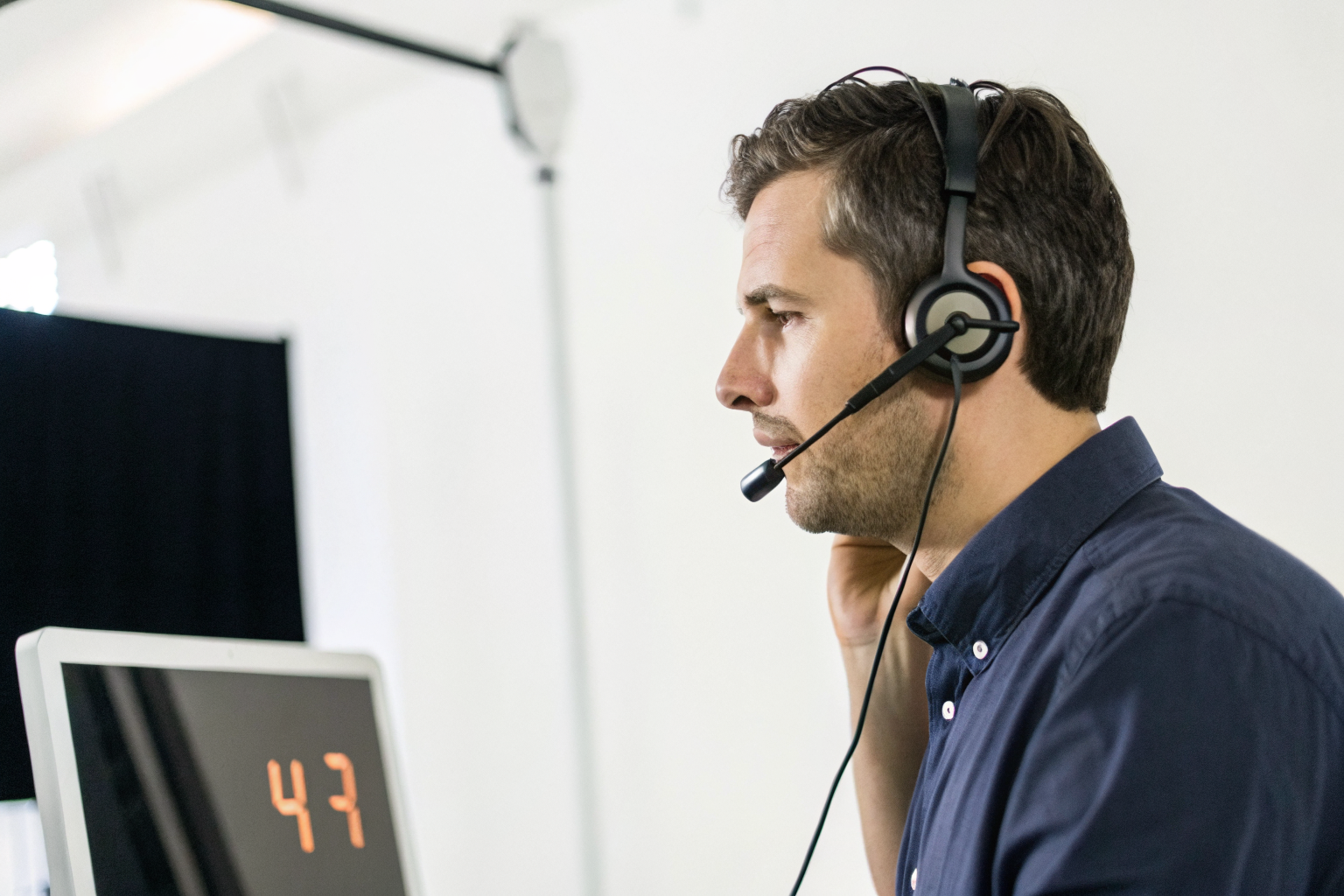 Operator on call with timer showing 4 minutes, rate $1.25/minute.
